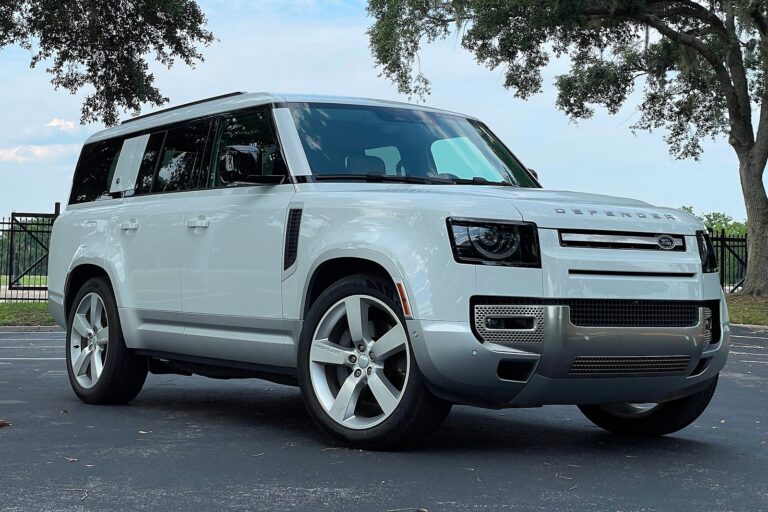 2023 Land Rover Defender Frontal Aspect