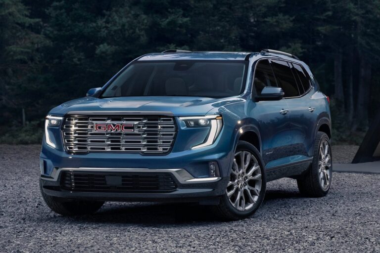 2024 GMC Acadia Front Angle View