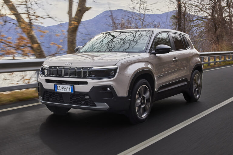 Jeep Avenger eHybrid front lead